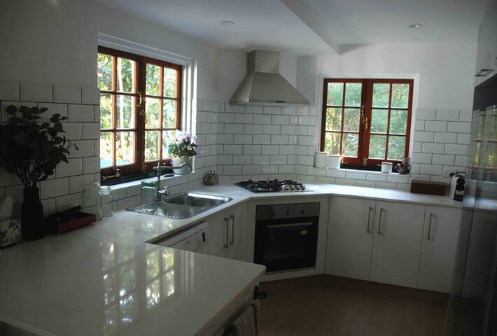 Little Bird Cottage At Tamborine Mountain Cottages For Rent In
