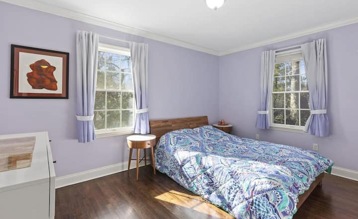 Second bathroom with Queen Bed