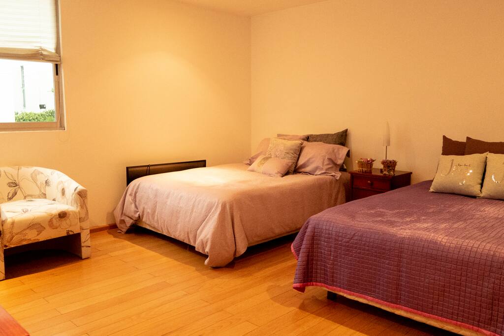 Habitación privada con 2 camas matrimoniales, vestidor y baño propio.