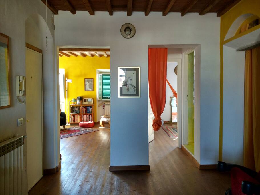 Zona d'ingresso con vista sul soggiorno e sulla camera matrimoniale
