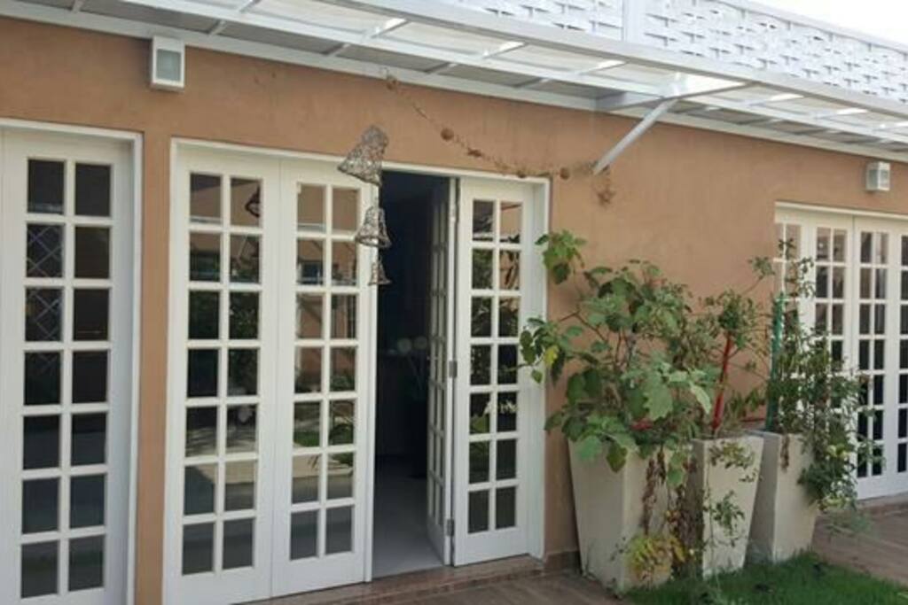 Amplas portas para o jardim
