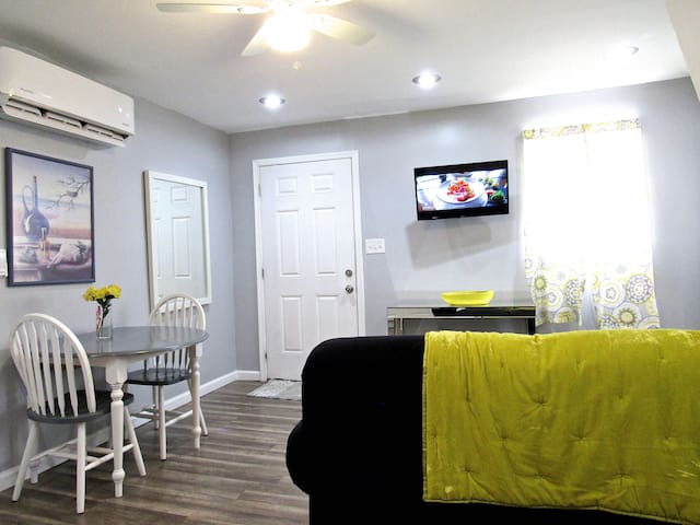 ENTIRE GUEST HOUSE NEAR BWI W/ PARKING