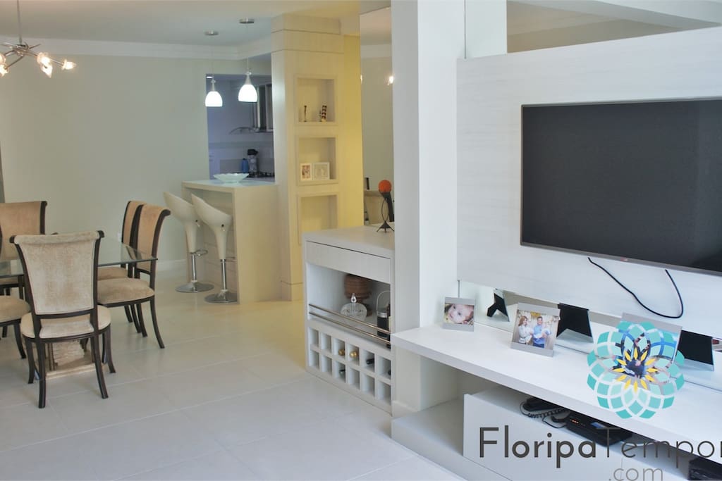 Sala de estar com wi e TV a cabo