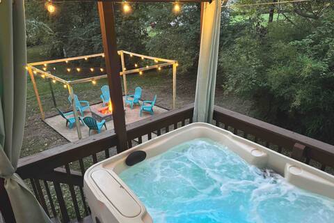 Hot Tub-King Bed-Coffee Bar-Arcade-Fire Pit!