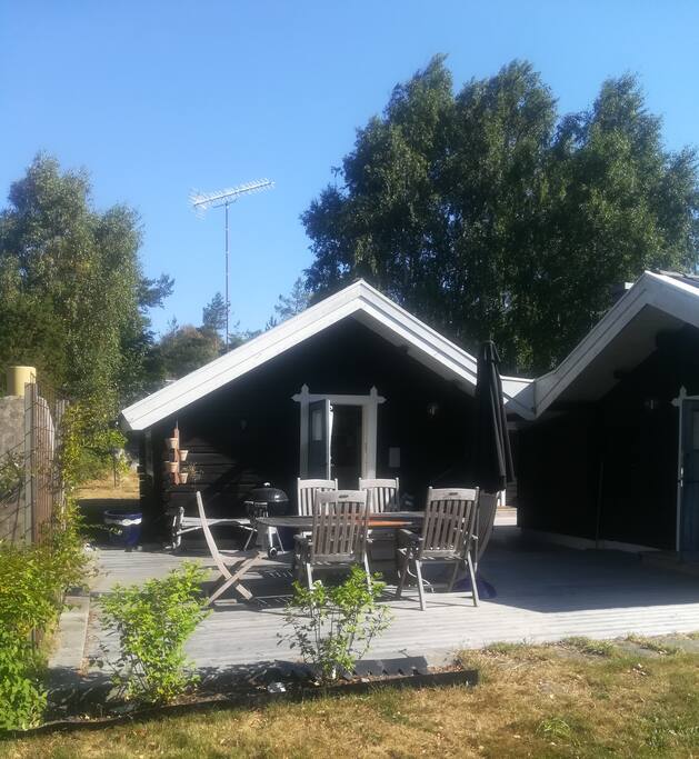 Solig träaltan med öppen spis binder ihop storstugan med sovstugan