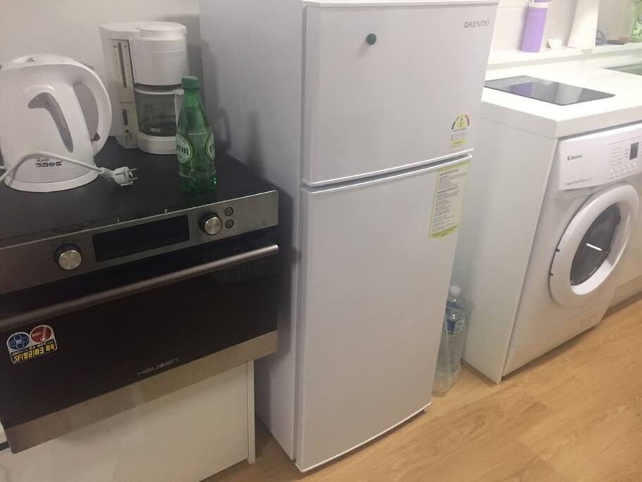 냉장고(refrigerator), 세탁기)Washing Machine), 오븐(microwave oven)