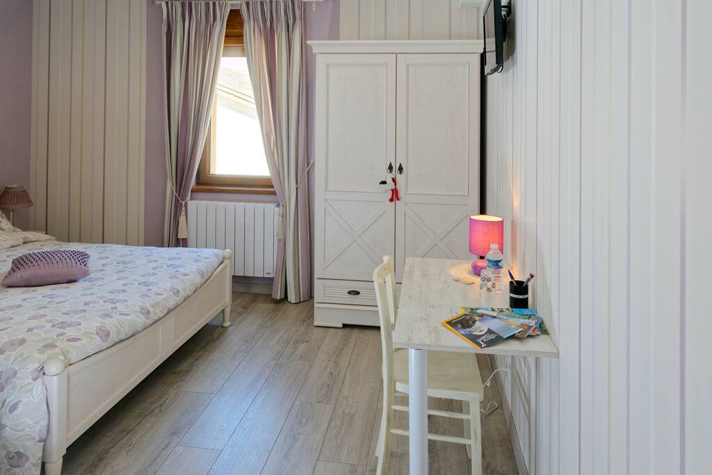 Chambre violette avec son bureau
