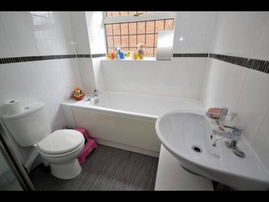 Main 4 piece bathroom