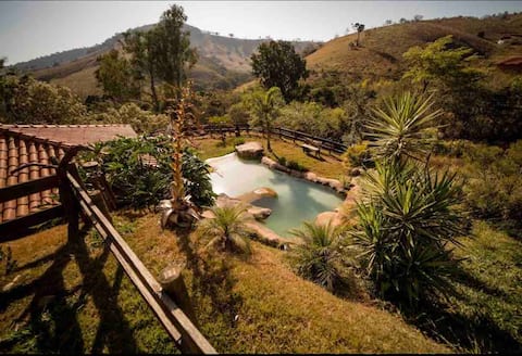 Casa de campo com cachoeira artificial