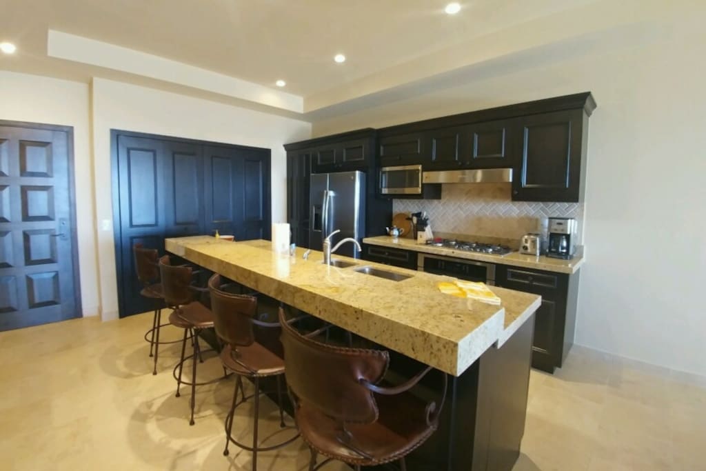 Breakfast Bar seats 4