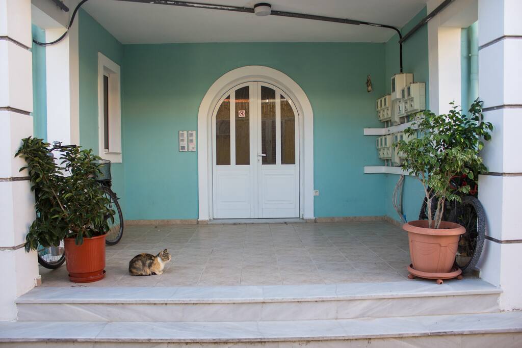 Main entrance from the side Patroklou Street.
