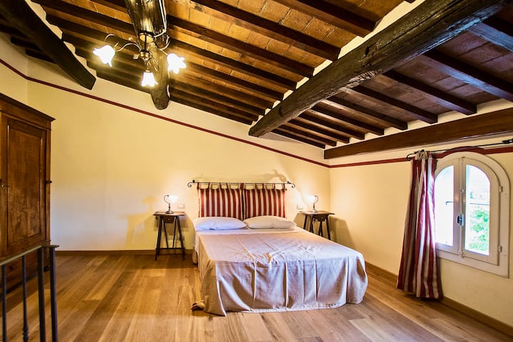 Attic suite.
Tuscan old style. Beautiful wooden decoration.