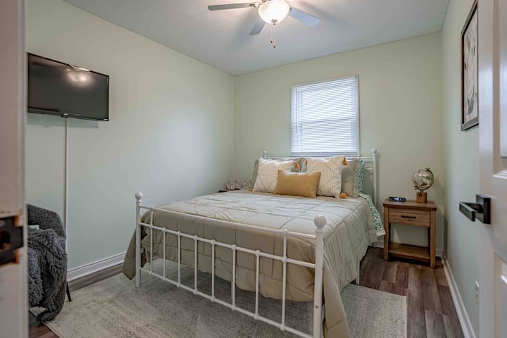 Cette luxueuse chambre de taille queen size avec ses nuances vertes et blanches apaisantes vous invitera à un sommeil profond et reposant. Avant d'être bercé par le pays des rêves, profitez de votre émission préférée sur la télévision à écran plat installée.