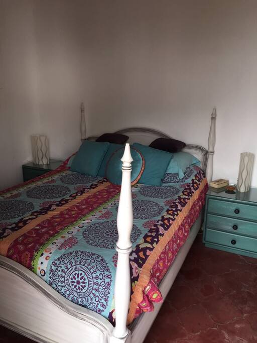 Cuarto con una cama Matrimonial