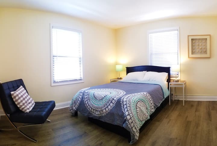 Spálňa č.4 s manželskou posteľou v plnej veľkosti a skrytou manželskou posteľou