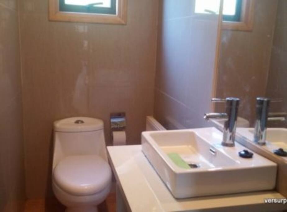 Uno de los tres baños de la casa