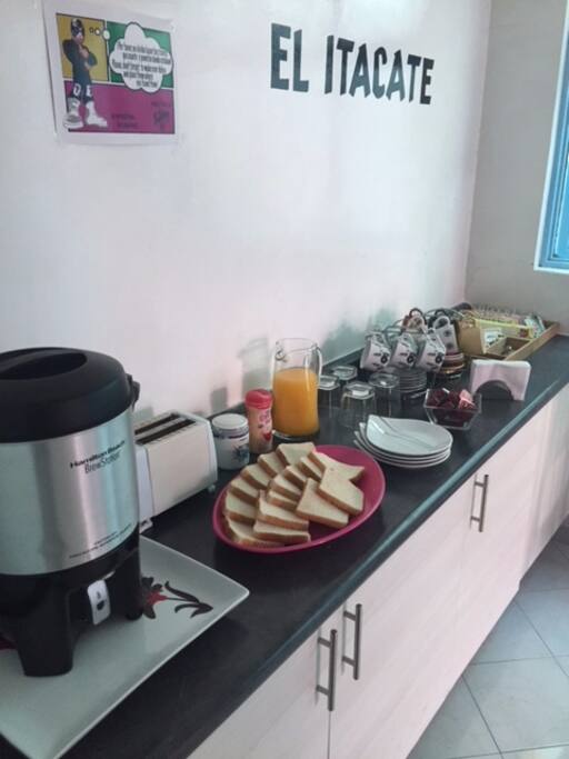 Café, Té, Jugo y Pan con mermelada