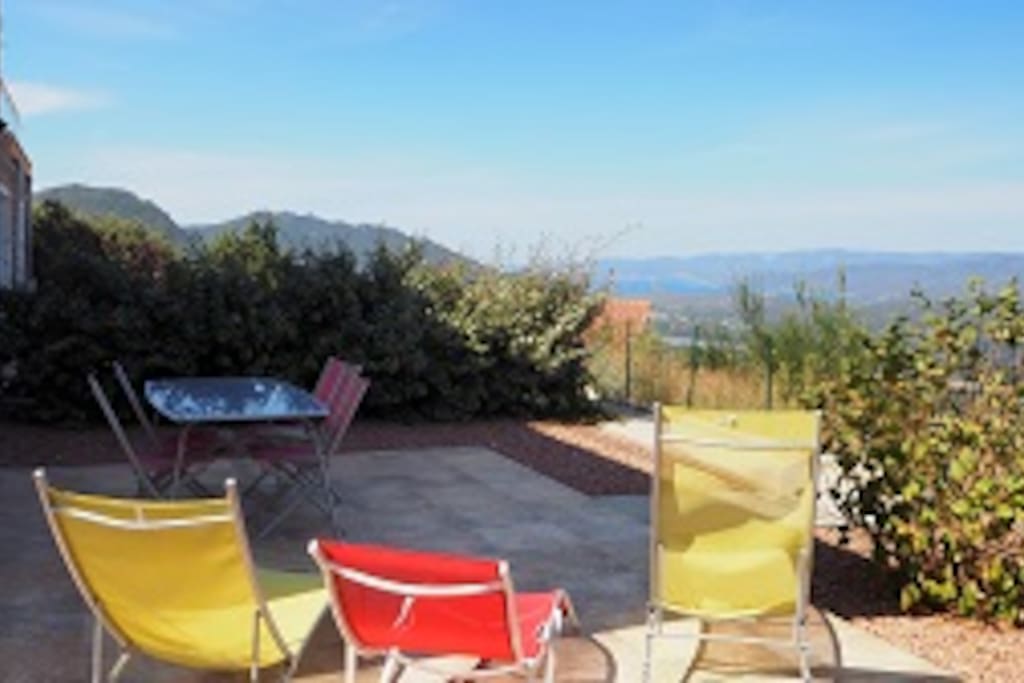 Terrasse avec vue mer et montagne
au calme
