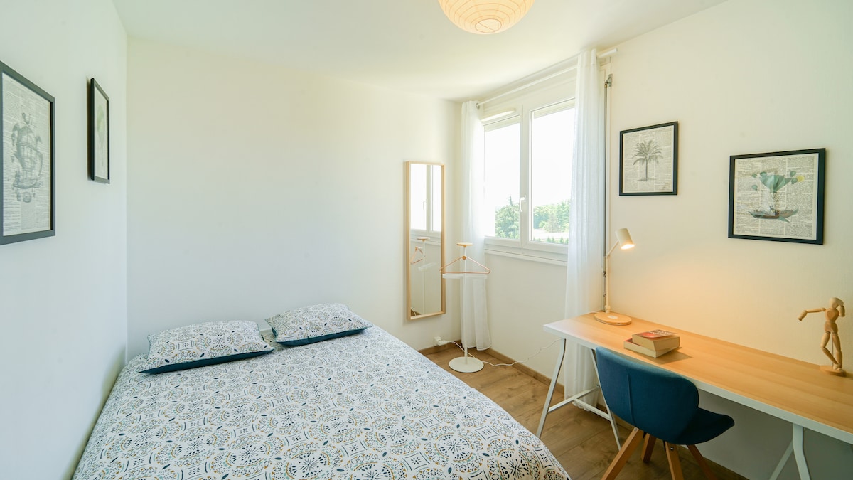 Spavaća soba 1 s ugrađenim ormarom, okrenut prema zapadu