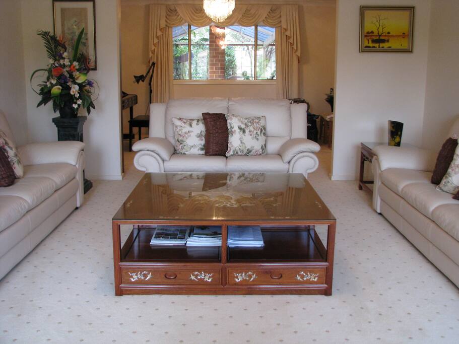 Formal lounge room