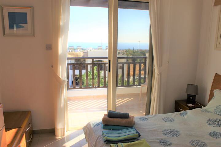 Hlavná spálňa s terasou s výhľadom na Coral Bay a Med