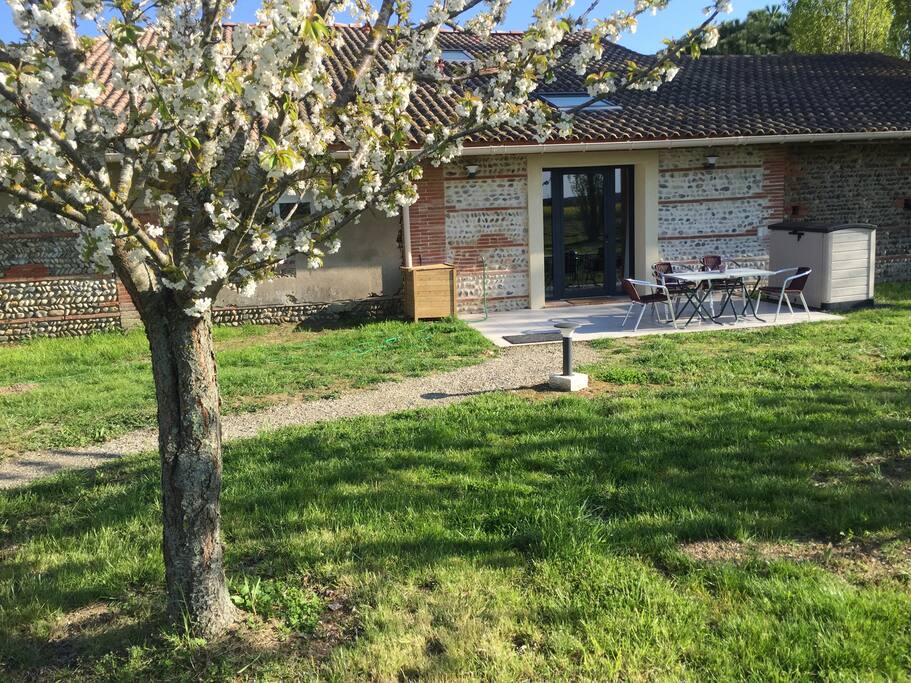 Entrée du gîte bordée de cerisiers