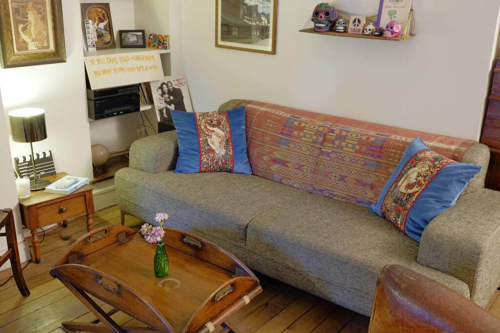 Cozyness with music, books and chats after a hard day of walking around Paris