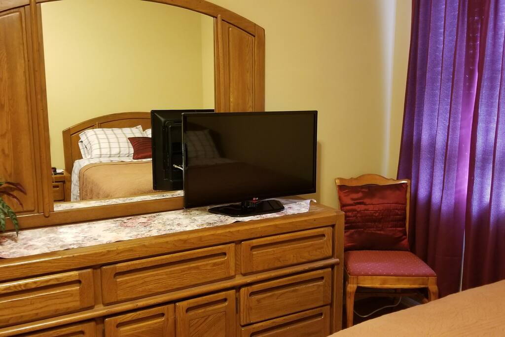 32' Flatscreen with basic cable