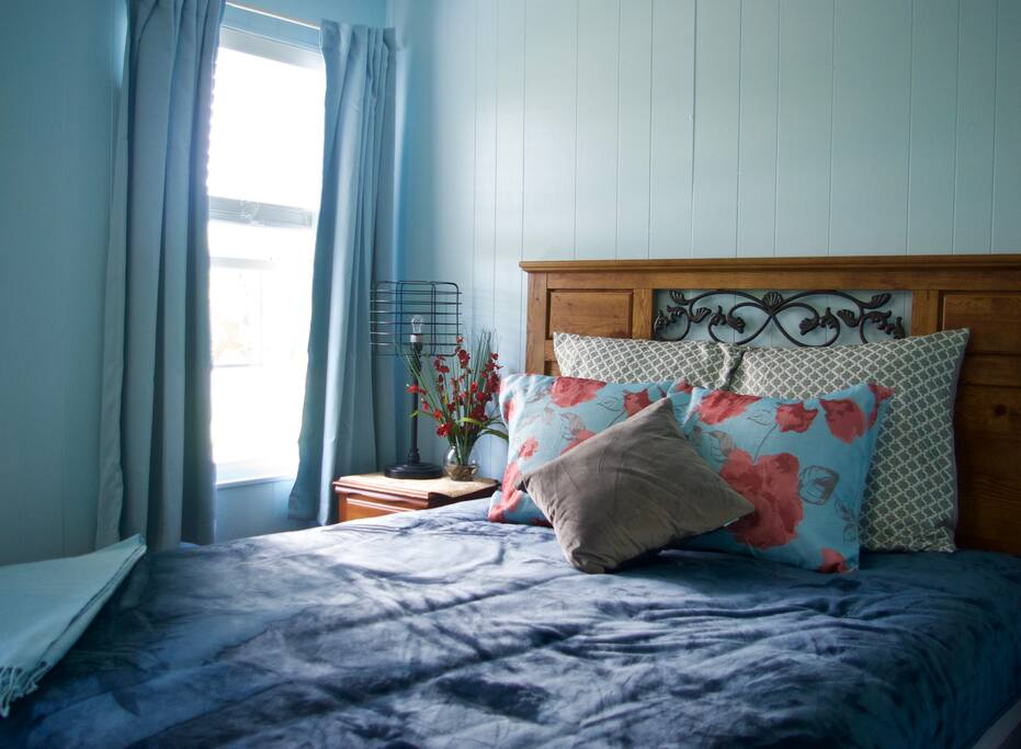 Private queen with flatscreen tv and mountain/orchard view