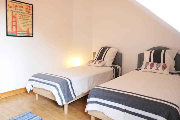 Морска соба, единечни кревети кои може да се поместат заедно (на горниот кат)