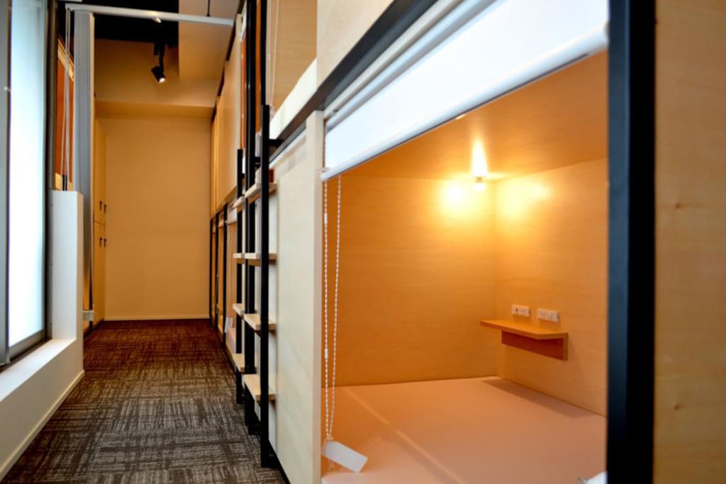 Roll Curtain & Partition for each bed ロールカーテン&パーティション付ベッド