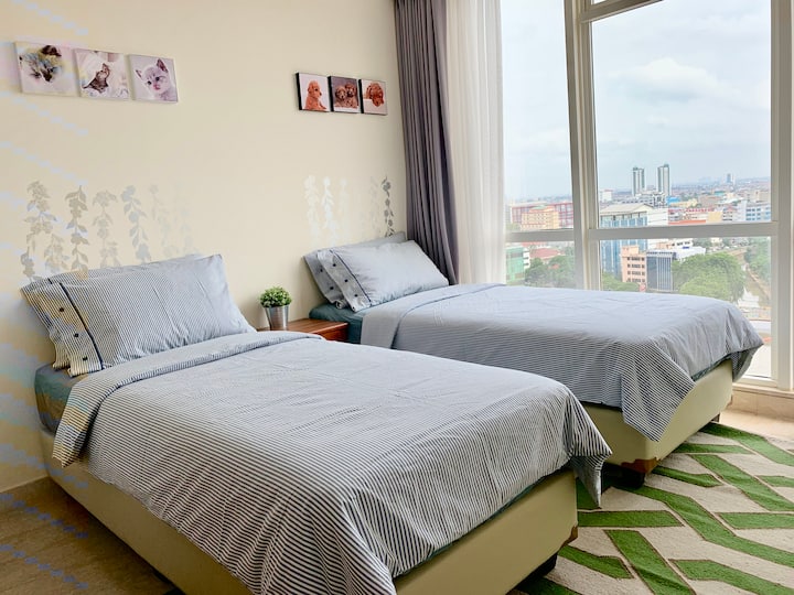 Dormitorio 2 (2 camas individuales de 90x200 cm)
Se puede presionar juntos si es necesario para crear una cama grande. 