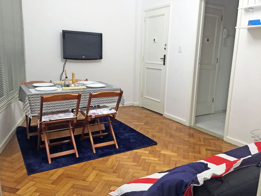 Mesa de jantar para 4 pessoas, com TV a cabo HDMI.