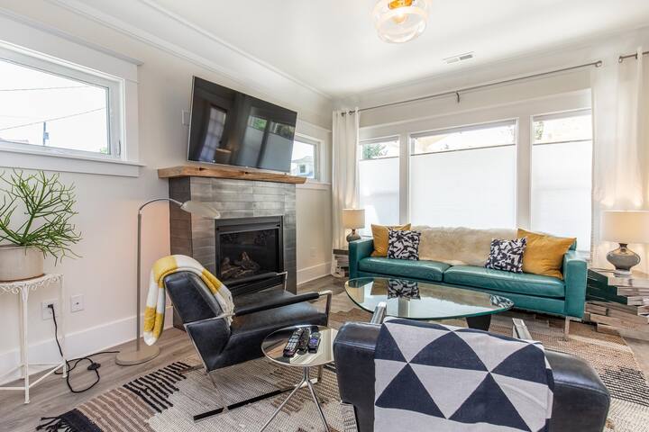 Modern, Sleek & Stylish: 2 blocks from Hawthorne! gallery image 4