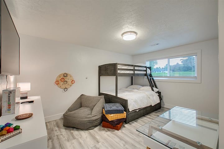 带拉出式双人床的儿童房。 