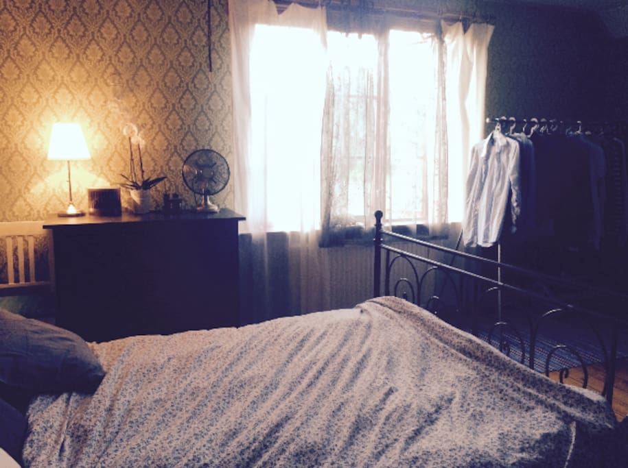 Doublebed (queensize) view towards window