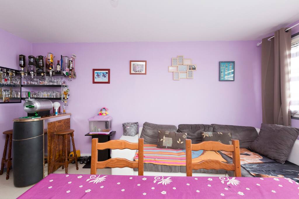 Salle à manger avec télévision