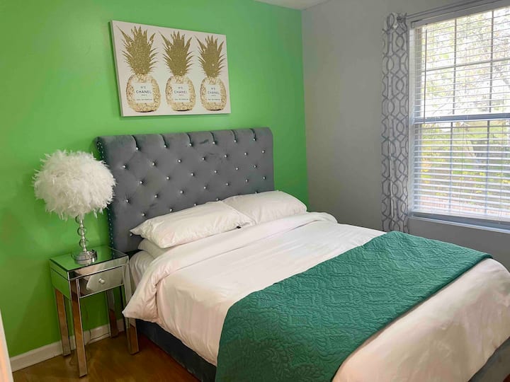 Ndjehu i qetë në këtë dhomë me frymëzim tropikal me një krevat të rehatshëm me përmasa të plota, komodinë, televizor 40", pasqyrë me përmasa të plota dhe dollap për ruajtje. E përkryer për familjet, çiftet ose udhëtarët e vetëm që vizitojnë Stone Mountain, Atlanta.