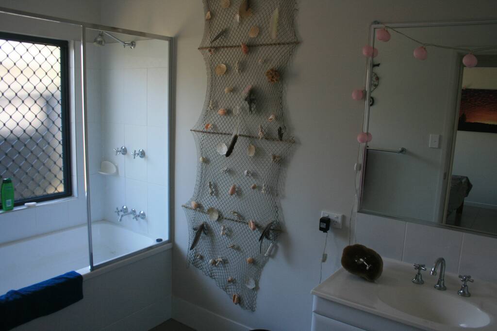 Guests Bathroom.