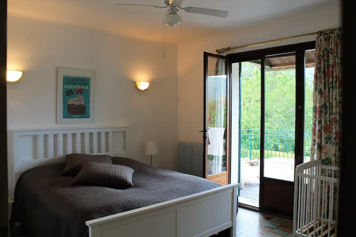 Во главната спална соба има и бебешки кревет кој може да се премести. Покрај вентилаторот на таванот, има и клима уред во главната спална соба