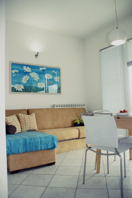 divano letto matrimoniale nel soggiorno