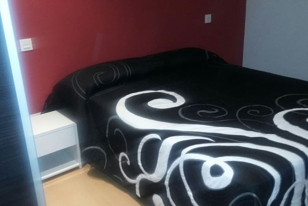 Dormitorio 1, cuenta con armario y TV 32"