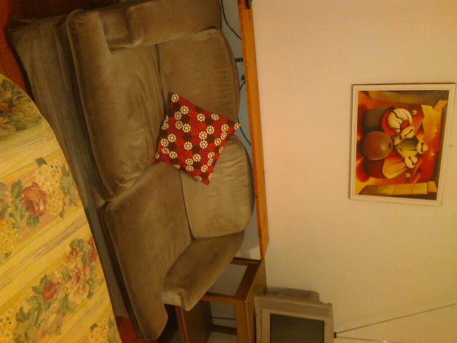 El sofà dentro del cuarto, muy còmodo.