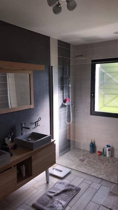 Salle de bain avec douche à l italienne dans suite parentale