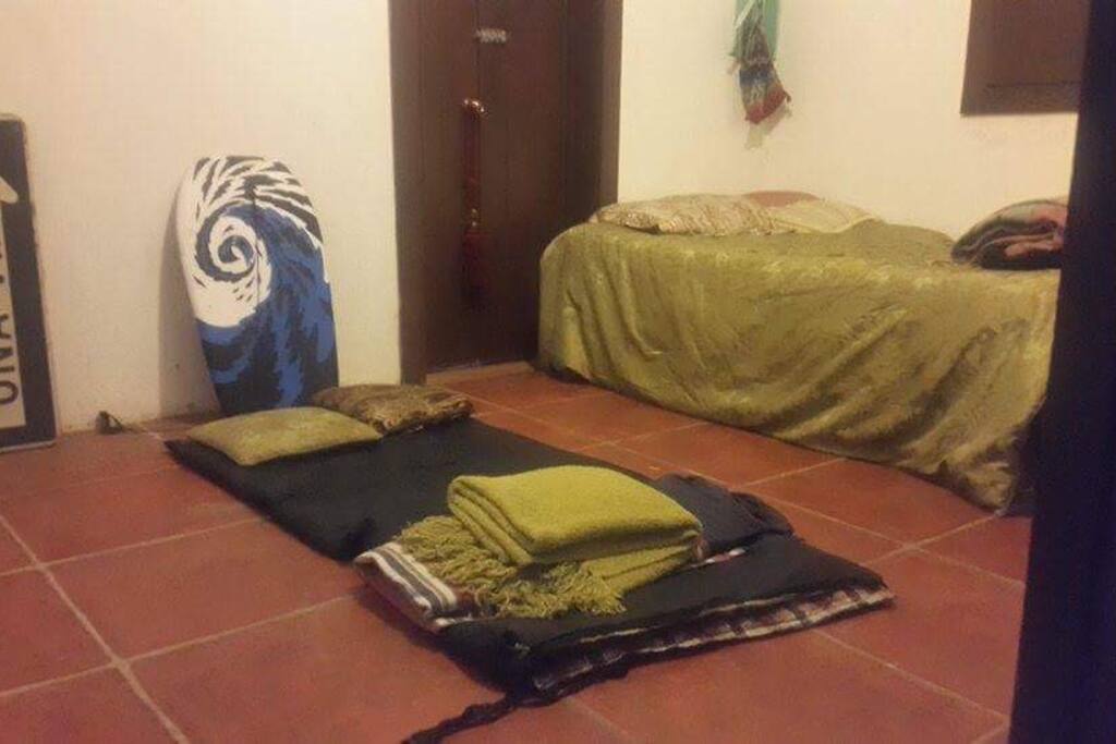 Cuarto adicional y espacio para colocar otro colchón en el piso