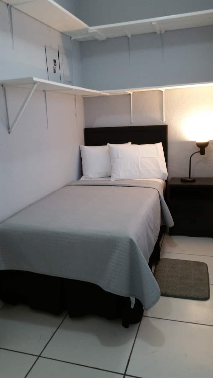 Dormitorio adicional con 1 cama individual.