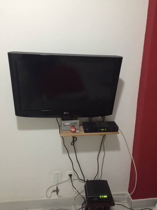 TV do quarto com NET e assinatura Telecine e HBO