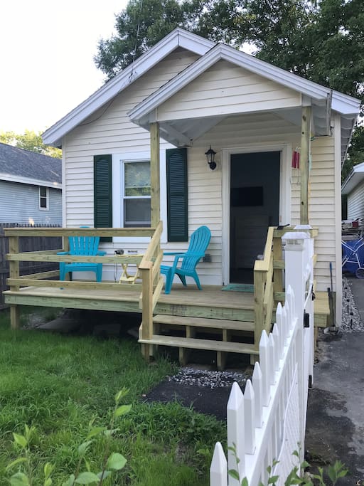 Cottage B
Brand new porches, queen size bed, sofa sleeper, full kitchen