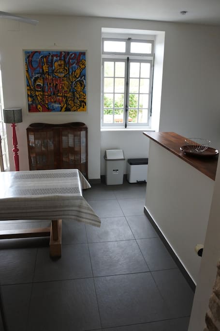 Salle à manger, cuisine américaine donnant sur la terrasse.