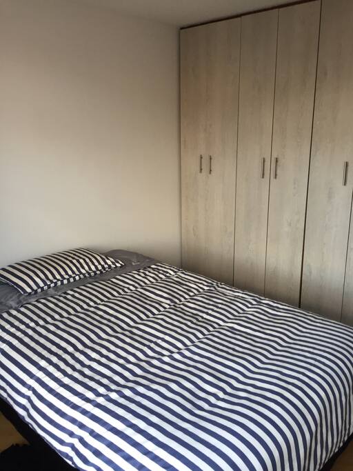 Cama semi doble con closet con sus respectivos ganchos